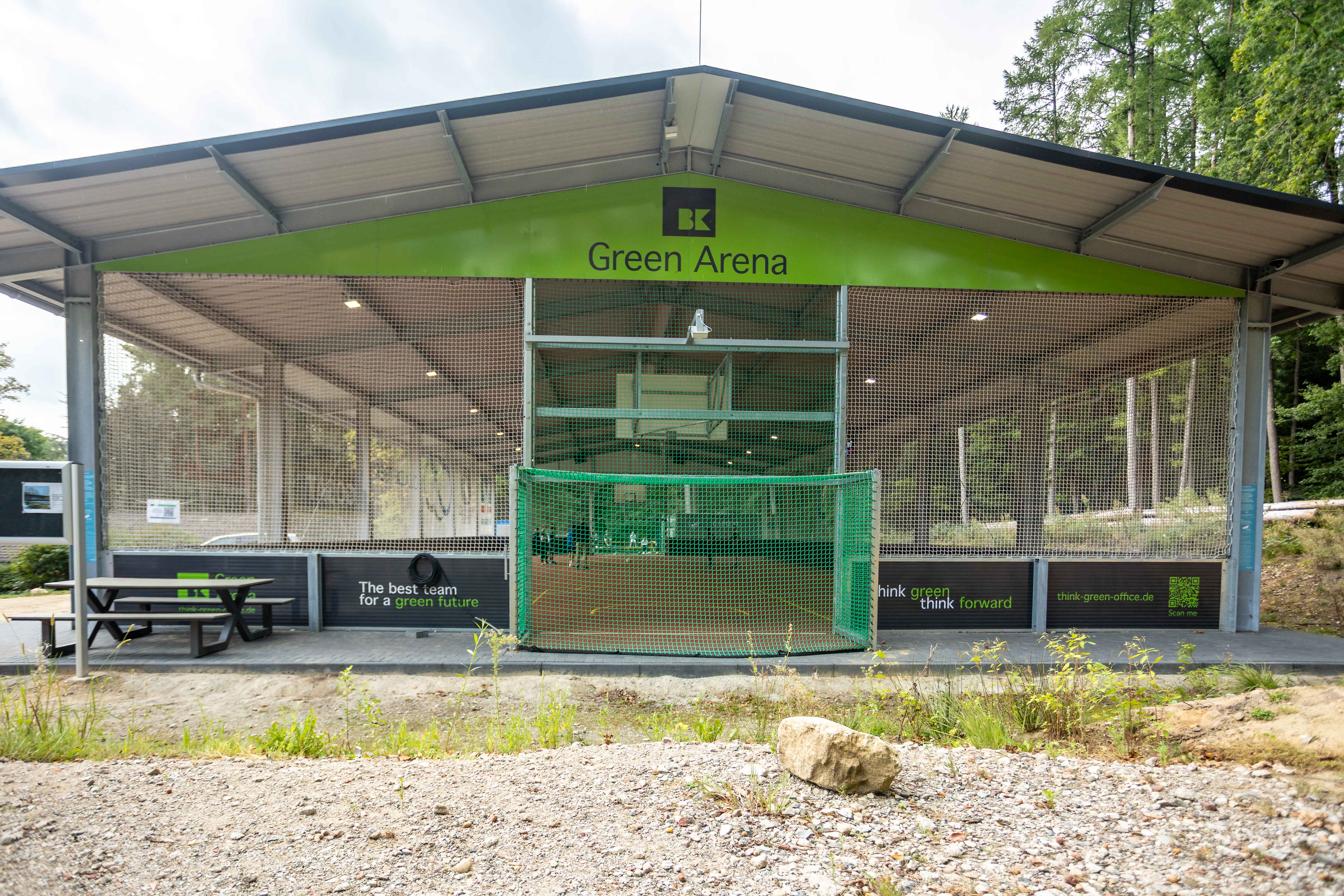 Moderner Schulbau: Frontansicht einer multifunktionalen Freilufthalle